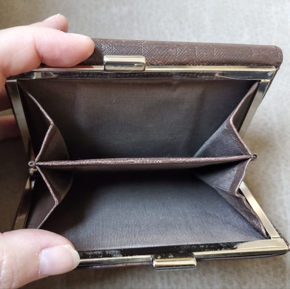 Burberry Tri-fold Wallet Dark Brown Leather Embossed Check With Kiss Lock - Picture 7 of 12